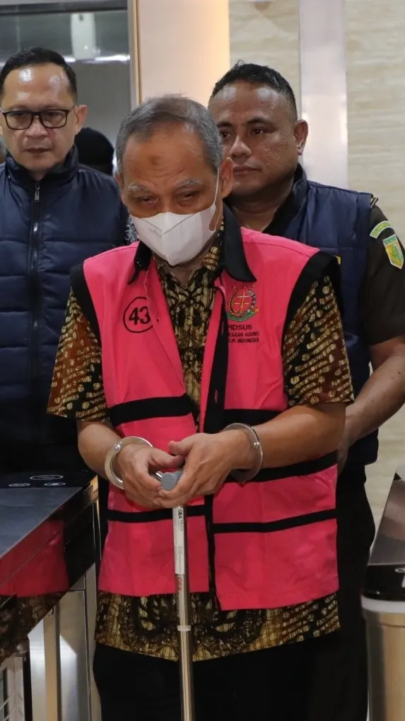 Salah satu tersangka perkara dugaan korupsi pemberian kredit kepada PT Sri Rejeki Isman Tbk
