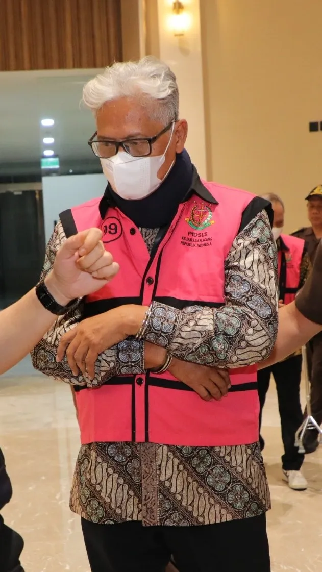 Salah satu tersangka perkara dugaan korupsi pemberian kredit kepada PT Sri Rejeki Isman Tbk