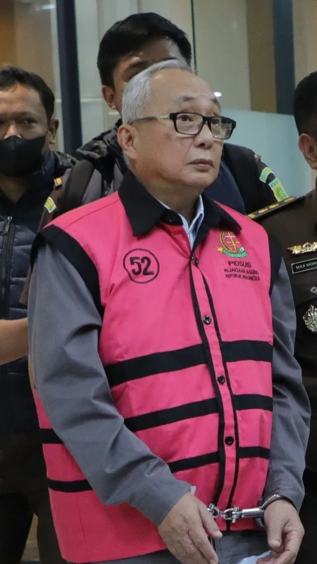 Salah satu tersangka perkara dugaan korupsi pemberian kredit kepada PT Sri Rejeki Isman Tbk