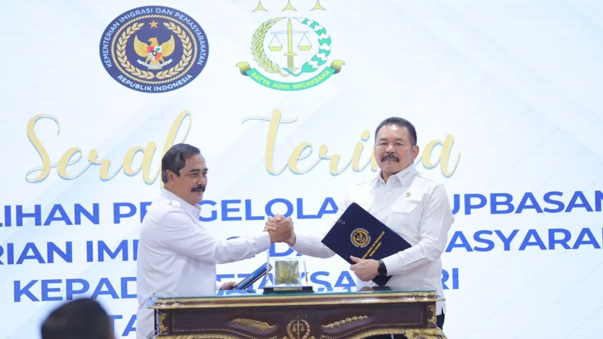 Jaksa Agung ST Burhanuddin dan Menteri Imigrasi dan Pemasyarakat Agus Andrianto usai penandatanganan dokumen serah terima pengelolaan Rupbasan dari Kementerian Imigrasi dan Pemasyarakatan pada Selasa, 22 Juli 2025