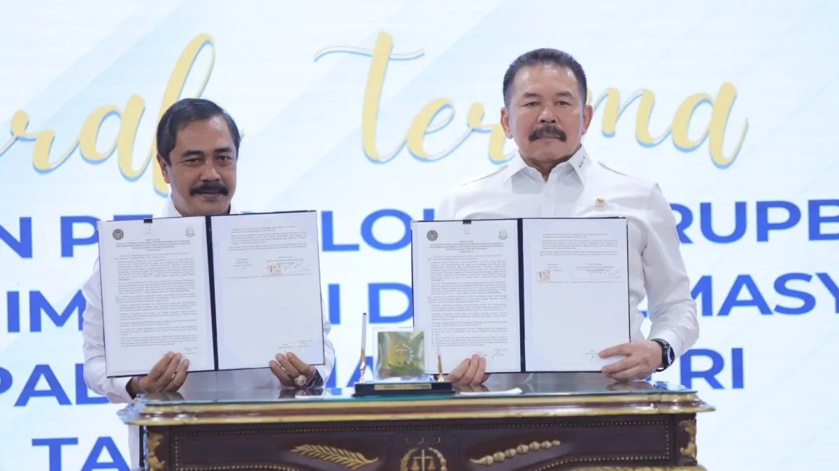 Jaksa Agung ST Burhanuddin dan Menteri Imigrasi dan Pemasyarakatan Agus Andrianto menunjukkan dokumen serah terima pengelolaan Rupbasan dari Kementerian Imigrasi dan Pemasyarakatan pada Selasa, 22 Juli 2025