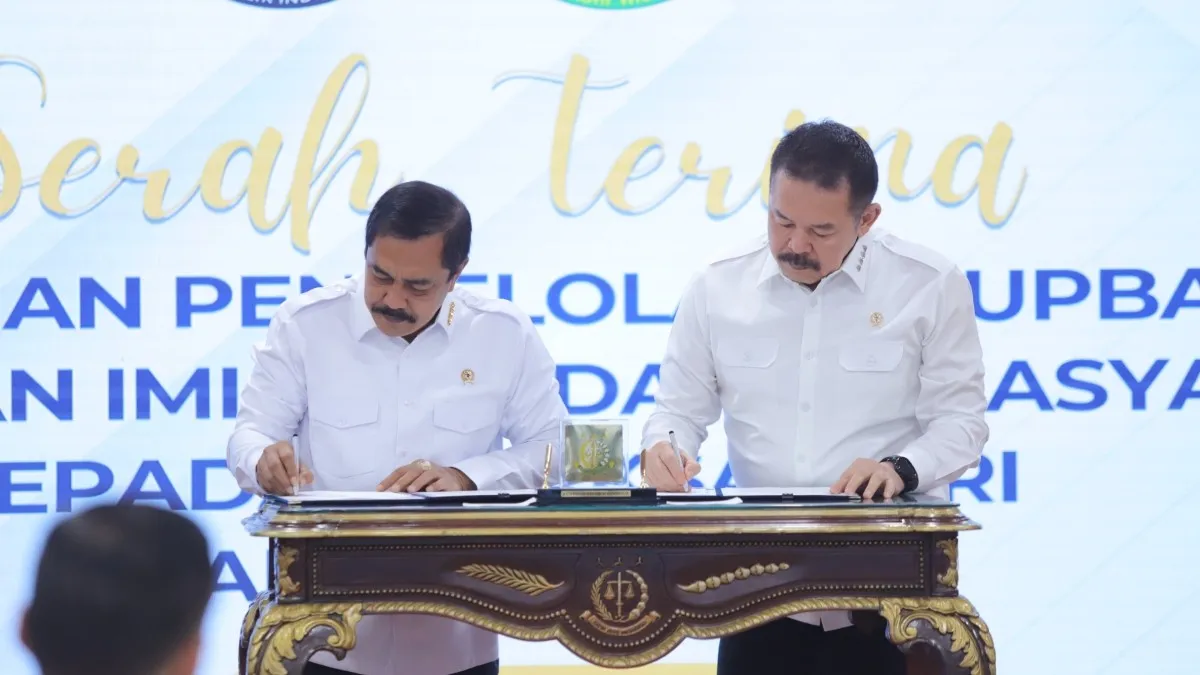 Jaksa Agung ST Burhanuddin dan Menteri Imigrasi dan Pemasyarakat Agus Andrianto usai penandatanganan dokumen serah terima pengelolaan Rupbasan dari Kementerian Imigrasi dan Pemasyarakatan pada Selasa, 22 Juli 2025