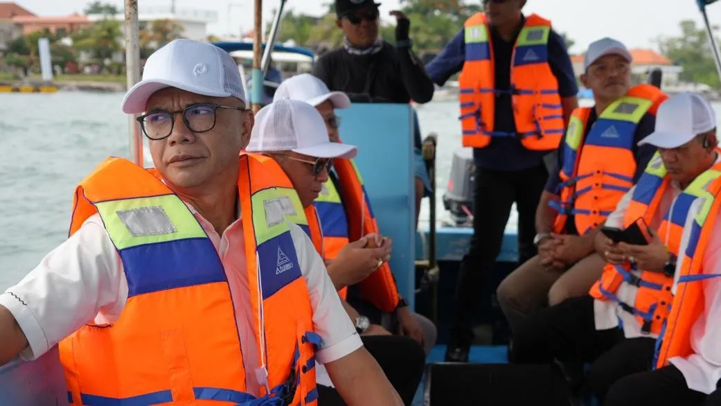JAM-Intel Reda Manthovani saat menggelar pertemuan dengan pelaku usaha water taxi di Tanjung Banoa Bali, Kamis 24 Juli 2025