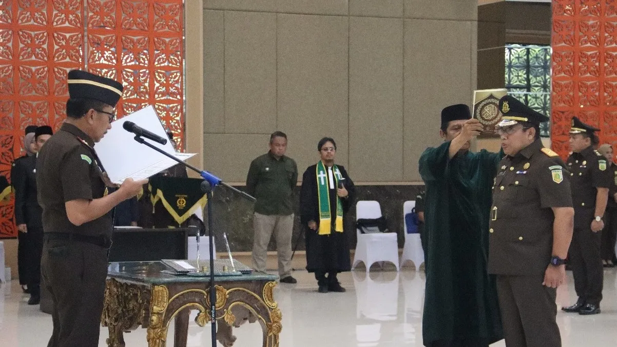 Kajati Riau, Akmal Abbas, S.H, M.H melantik 11 pejabat eselon III di lingkungan Kejati Riau