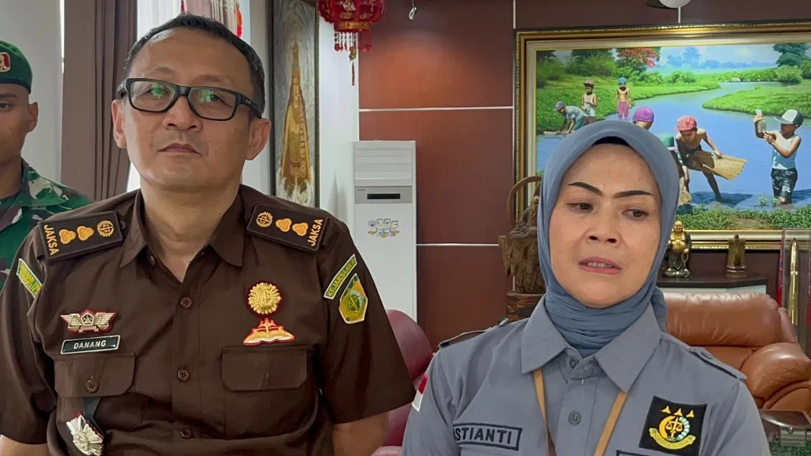 Kasi Penkum Ristianti Arianti (kiri) dan Kasi Penyidikan Kejati Bengkulu Danang Prasetyo  (tengah)