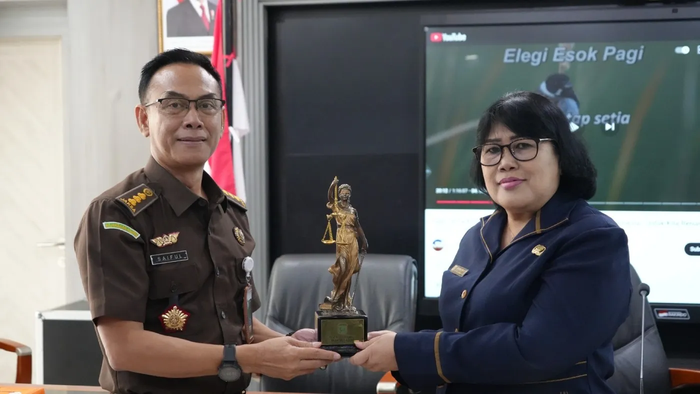 Kepala Bidang Hubungan Antar Lembaga Saiful Bahri, S.H., M.H. dan Wakil Kepala Sekolah SMAN 46 Jakarta Maryana Sipayung, S.Si