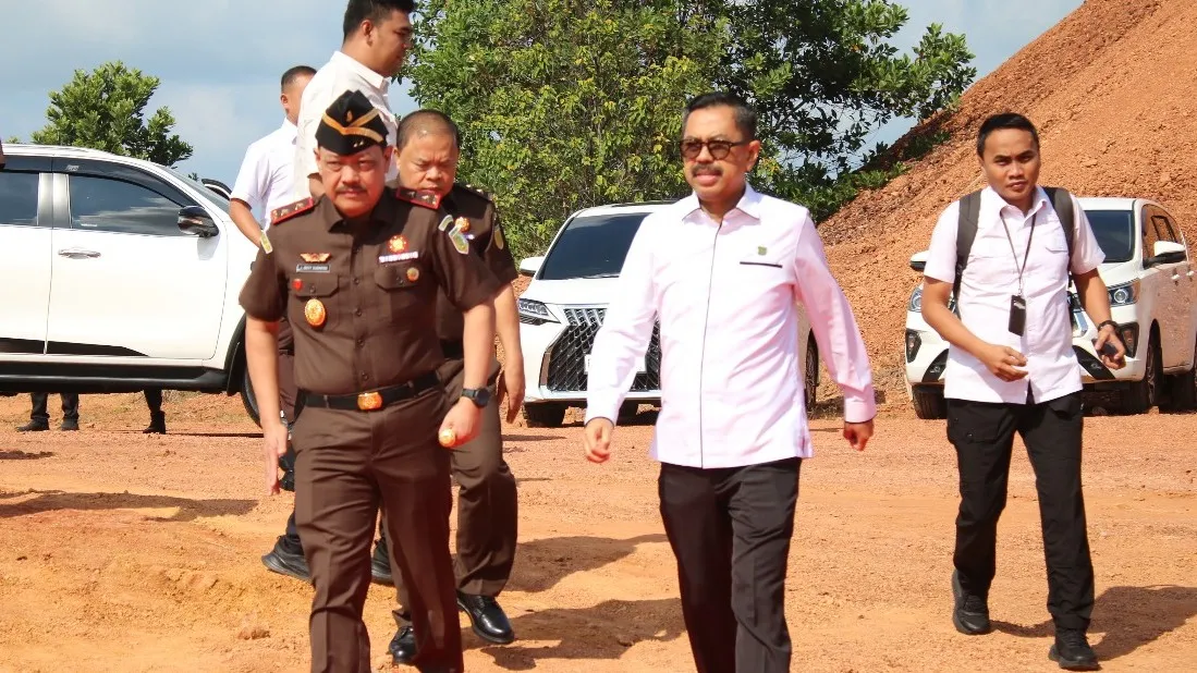 Plt Wakil Jaksa Agung, Prof Dr Asep N Mulyana saat meresmikan sisa stockpile bauksit di Bintan, Kepri