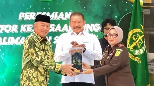 Jaksa Agung ST Burhanuddin didampingi Gubernur Kalsel H. Muhidin, Kepala Kejati Kalsel Rina Virawati meresmikan Gedung Kejati Kalsel di Banjarbaru pada Selasa, 2 Juli 2025