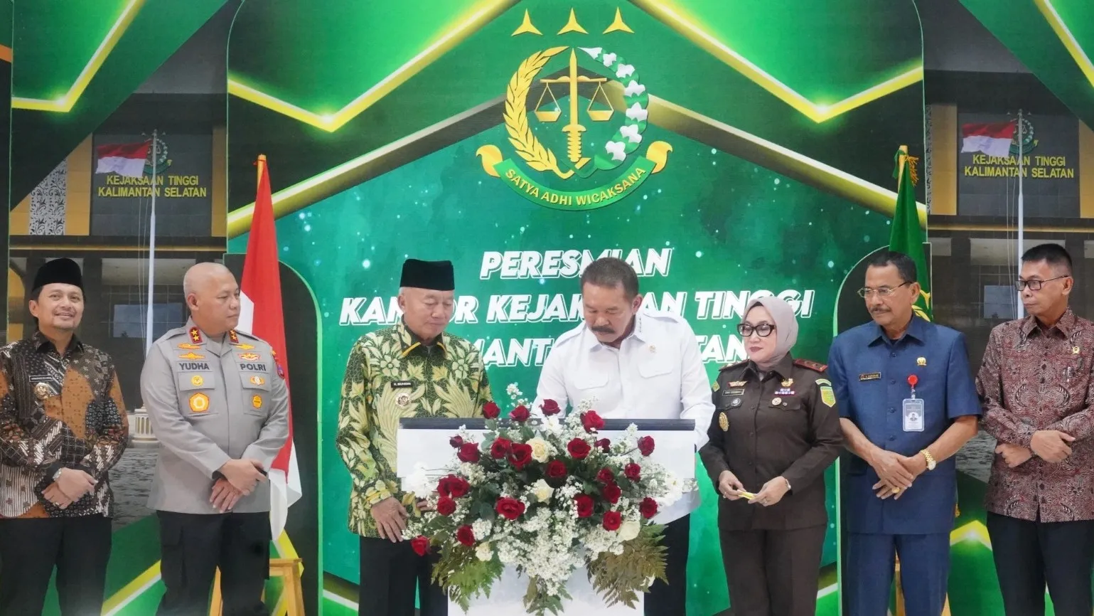 Jaksa Agung ST Burhanuddin didampingi Gubernur Kalsel H. Muhidin, Kepala Kejati Kalsel Rina Virawati meresmikan Gedung Kejati Kalsel di Banjarbaru pada Selasa, 2 Juli 2025