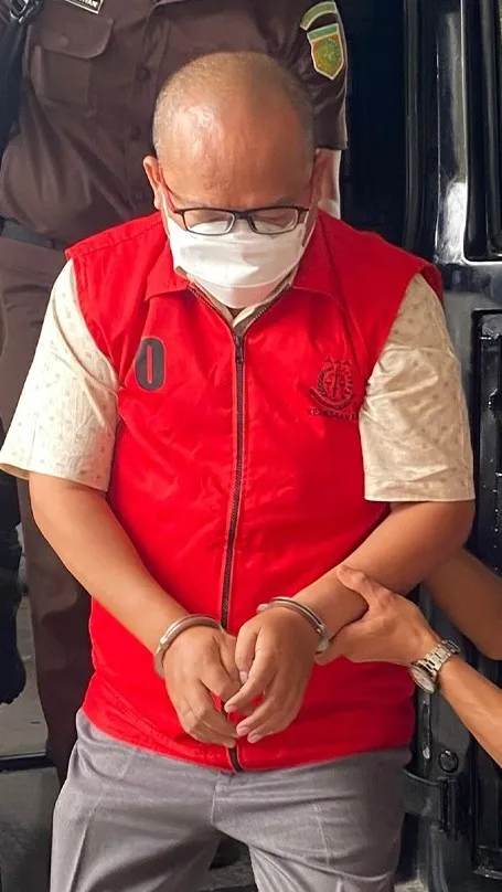 Salah satu tersangka dalam perkara dugaan korupsi bilik sterilisasi Covid-19 di Dinkes Kab Dairi