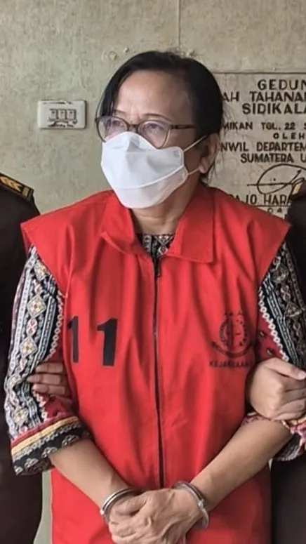 Salah satu tersangka dalam perkara dugaan korupsi bilik sterilisasi Covid-19 di Dinkes Kab Dairi
