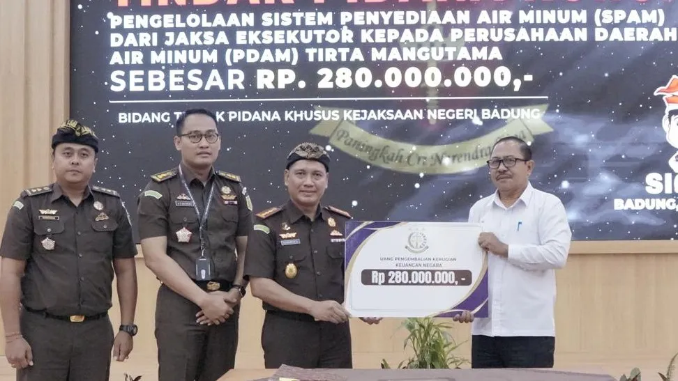 Kejari Badung Serahkan Uang Pengganti Perkara Korupsi Rp280 Juta ke Perumda Air Minum Tirta Mangutama