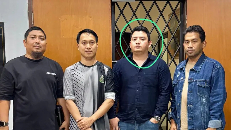 Terpidana Remyzard Adi Putra saat diamankan tim SIRI Kejagung