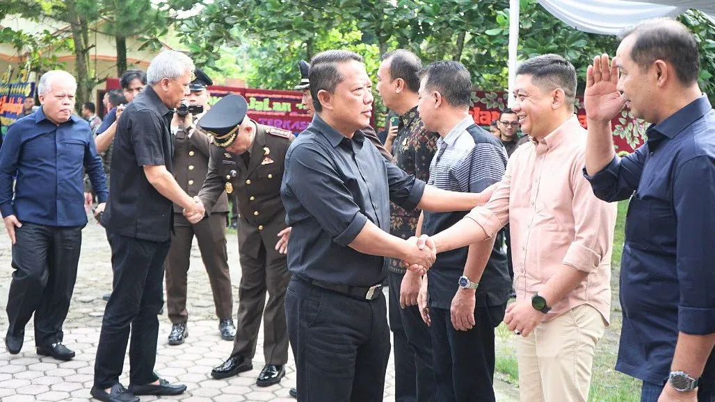 JAM-Pidsus Kejagung Febrie Adriansyah didampingi Kajati Sumut dan Kapuspenkum saat melayat almarhum Reynanda Primta Ginting, S.H.