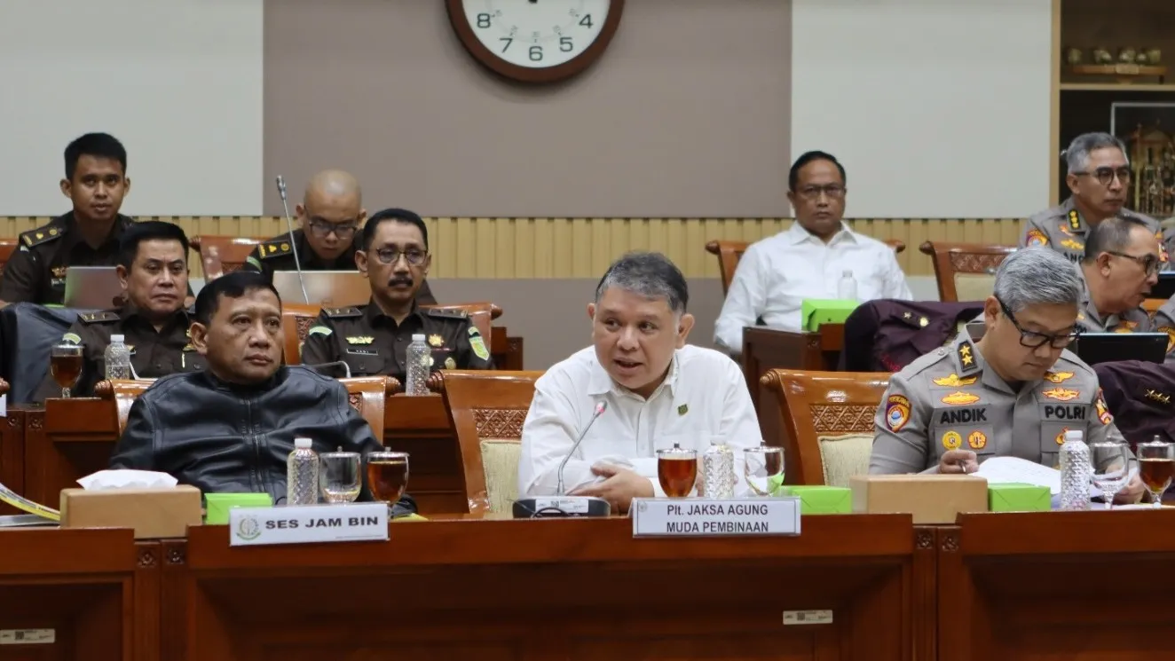 Plt JAM Pembinaan Dr R Narendra Jatna saat mengikuti Raker dengan Komisi III DPR RI pada Senin, 7 Juli 2025