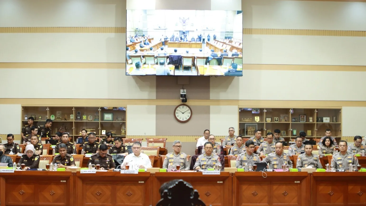 Selain dengan Kejaksaan RI, Rapat Kerja dengan Komisi III DPR RI pada Senin, 7 Juli 2025 juga diikuti Polri