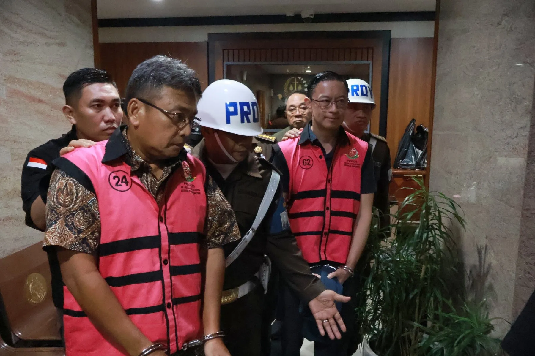 Tersangka Tom Lembong saat ditahan jaksa penyidik Kejagung