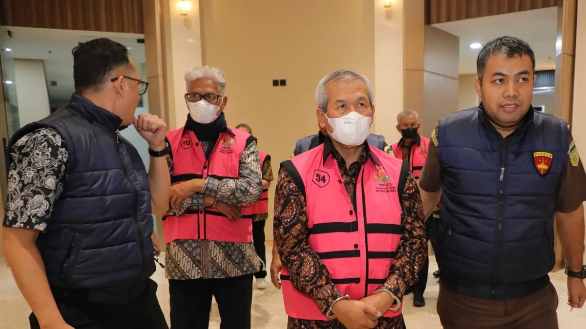 Jaksa Penyidik JAM PIDSUS saat menahan 8 tersangka baru perkara kredit PT Sritex