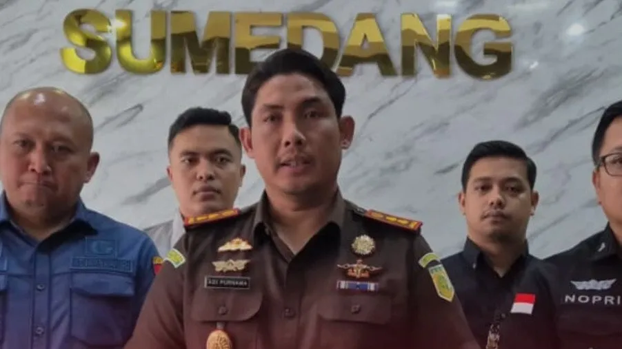 Kajari Sumedang, Adi Purnama bersama jajaran Kejari sata konferensi pers