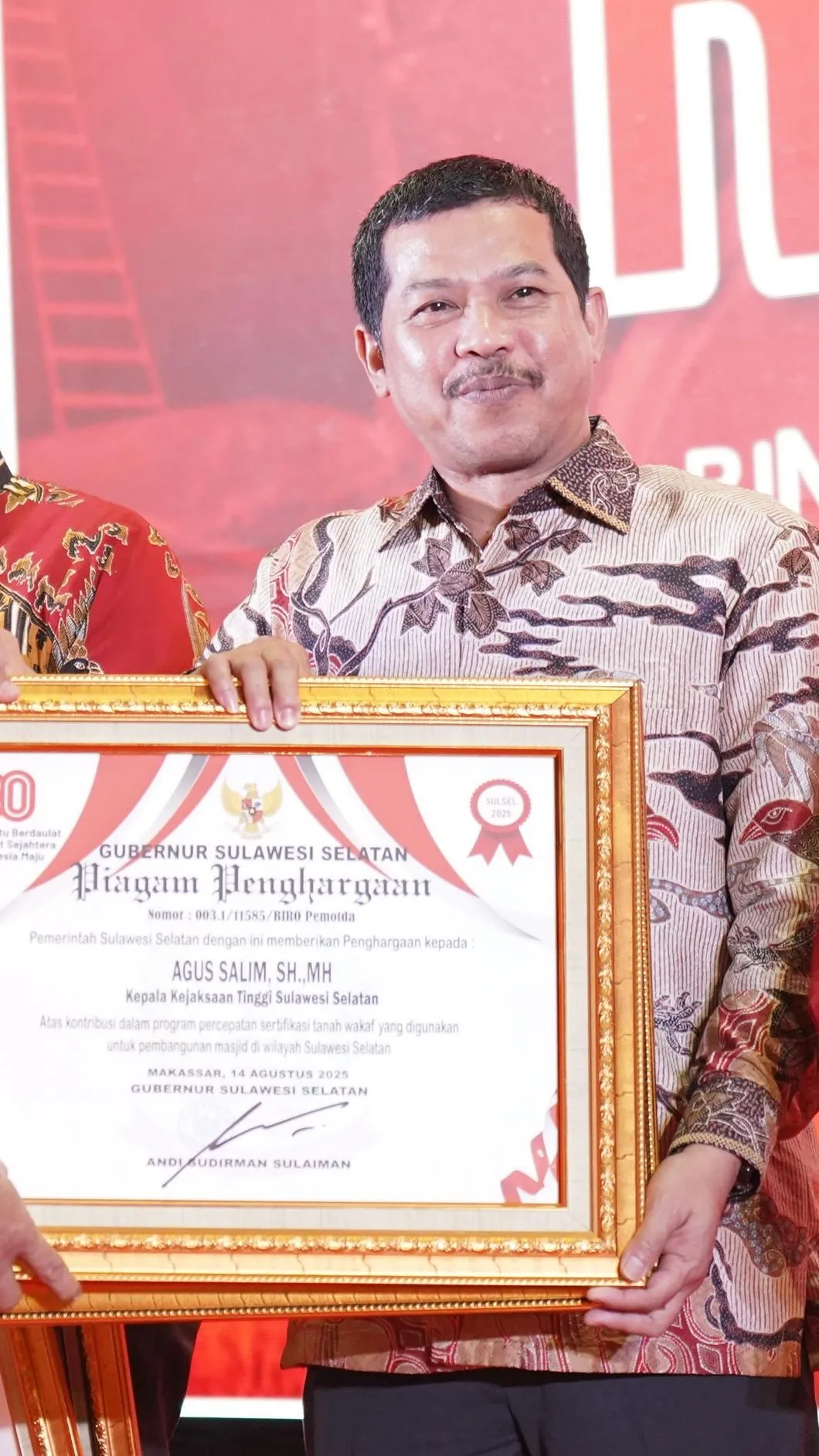 Kajati Sulsel Agus Salim menerima dua piagam penghargaan dari Gubernur Sulsel
