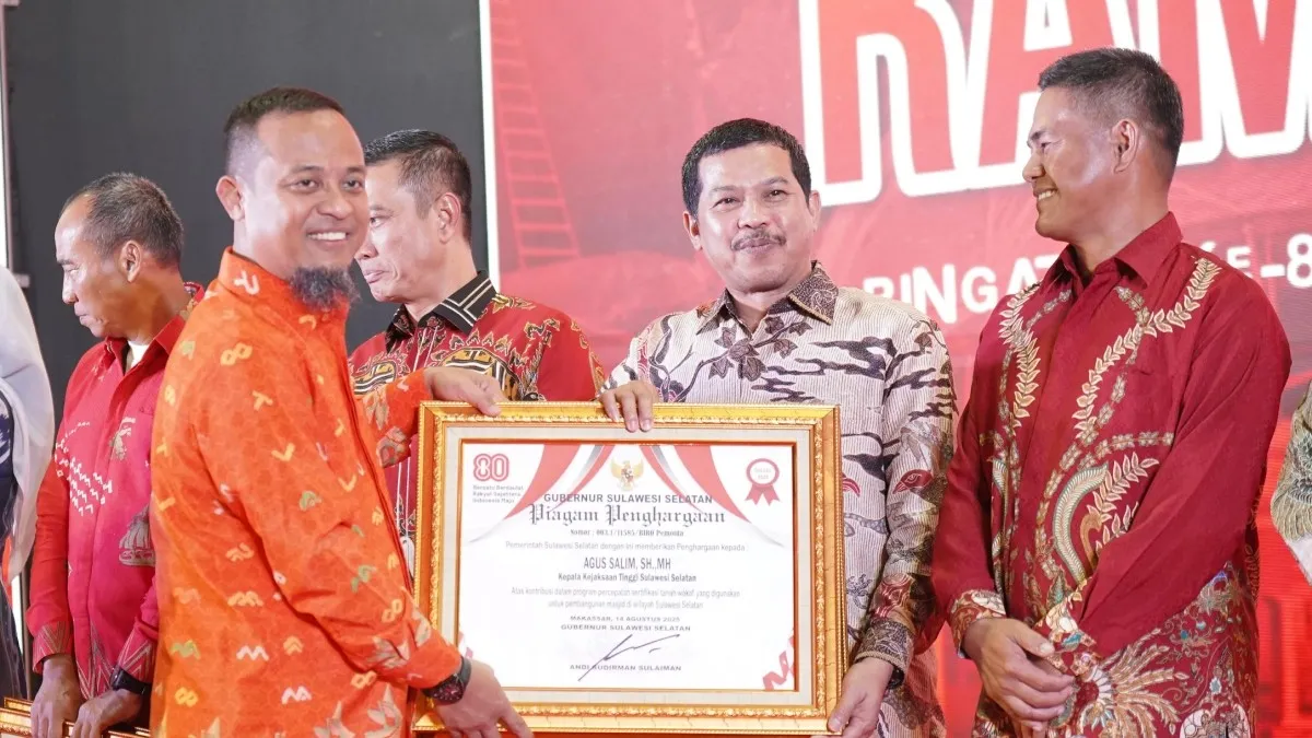 Kajati Sulsel Agus Salim menerima dua piagam penghargaan dari Gubernur Sumsel