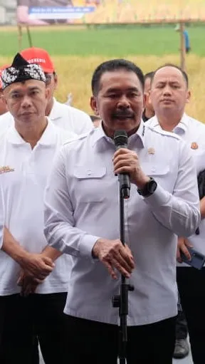 Jaksa Agung ST Burhanuddin meresmikan program Jaksa Mandiri Pangan di Desa Srimahi, Kabupaten Bekasi, Selasa, 19 Agustus 2025