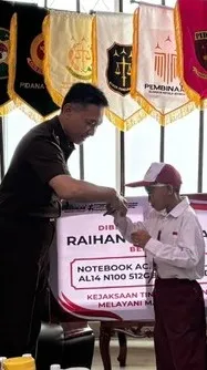 Kejati Lampung Beri Apresiasi Bocah SD Heroik Panjat Tiang Bendera Demi Merah Putih Berkibar
