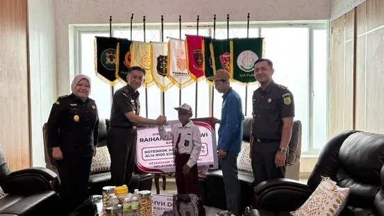 Kajati Lampung Beri Apresiasi Bocah SD Heroik Pemanjat Tiang Bendera Demi Merah Putih Berkibar