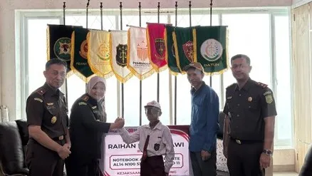Kejati Lampung Beri Apresiasi Bocah SD Heroik Panjat Tiang Bendera Demi Merah Putih Berkibar