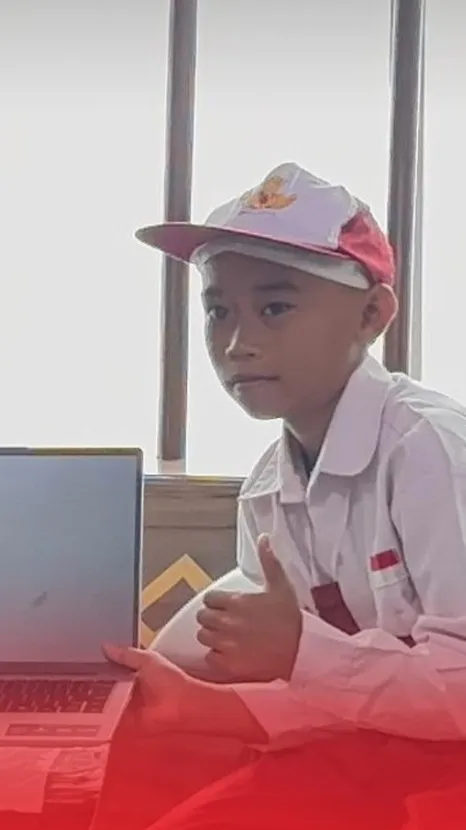 Raihan Diaz Rinawi, bocah pemberani panjat tiang demi Sang Merah Putih berkibar saat HUT Kemerdekaan