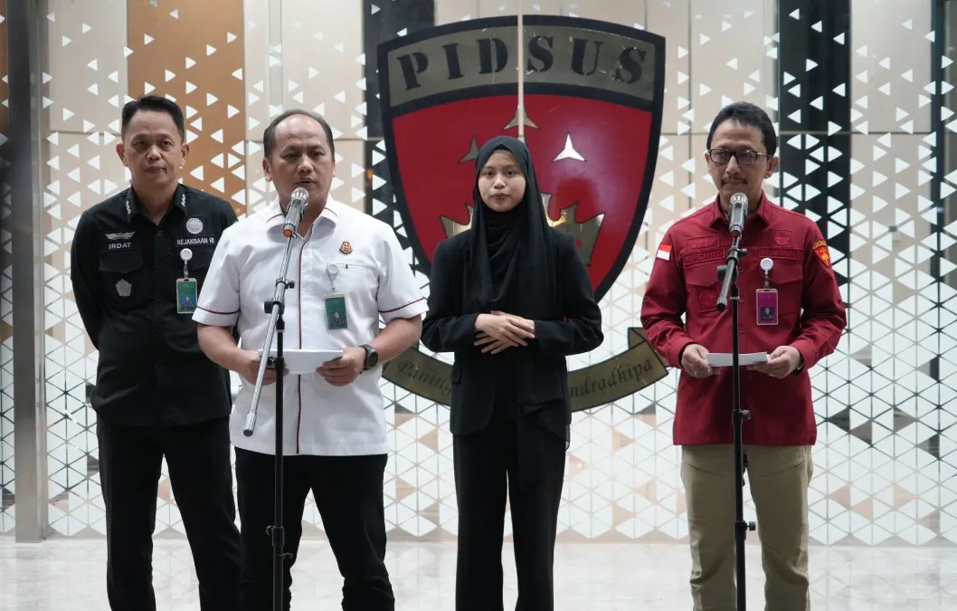 Kapuspenkum Kejagung Anang Supriatna, S.H, M.H (kemeja putih) bersama Direktur Penyidik JAM PIDSUS saat menetapkan tersangka baru perkara kredit PT Sritex