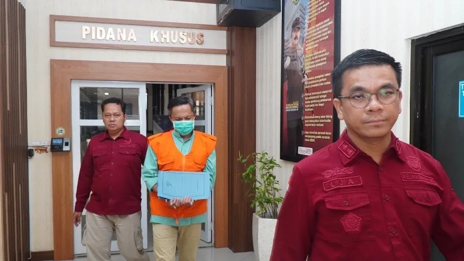 Tersangka dalam perkara dugaan korupsi pembelian tanah oleh BUMD PT Cilacap Segara Arta