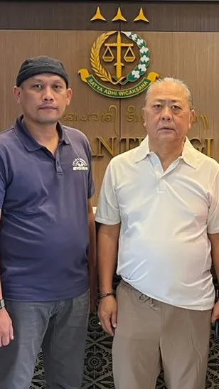 DPO terpidana Theng Hong Sieo, (kanan) ditangkap tim SIRI Kejagung