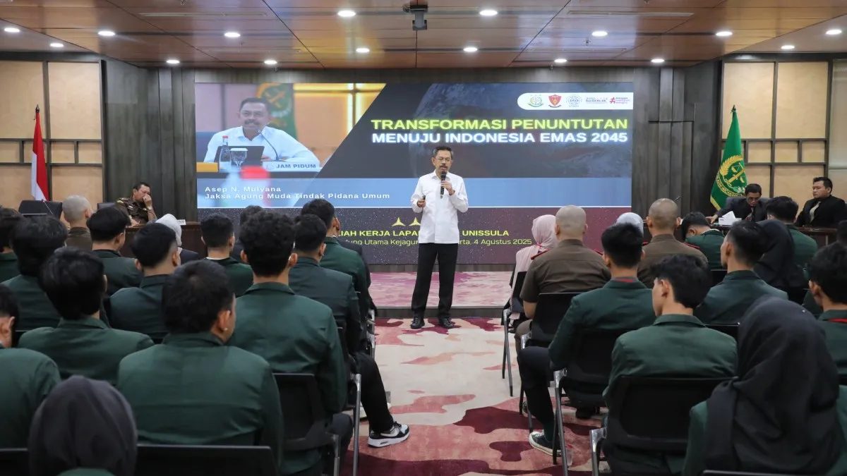 JAM-Pidum Prof Dr Asep N Mulyana saat memberikan materi tentang hukum berkeadaban di depan mahasiswa Unissula dan peserta PPPJ Angkatan ke-82