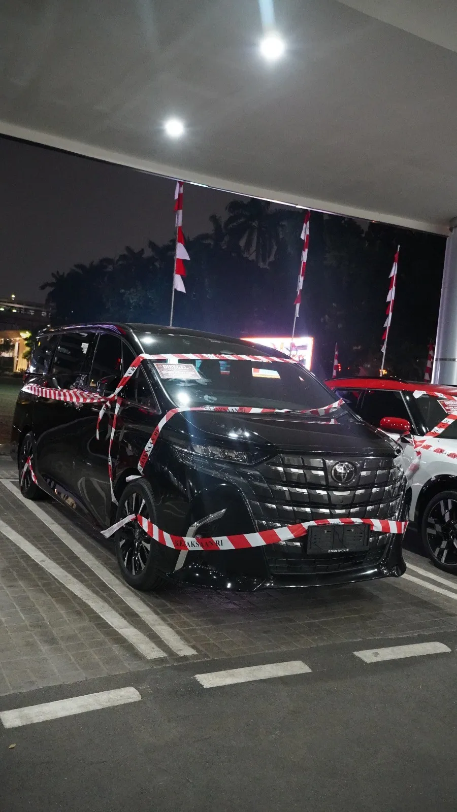 1 unit mobil merk Toyota Alphard hitam tipe 2.5 G CVT