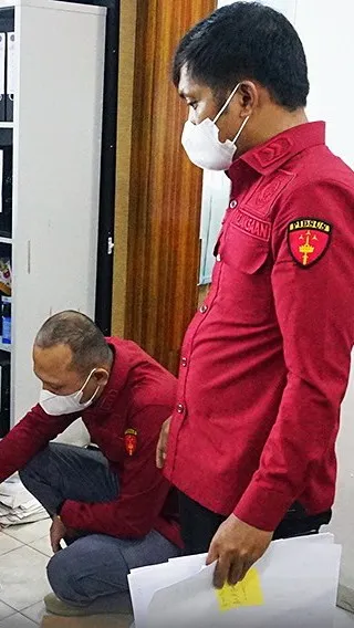 Tim Penyidik Pidsus Kejari Bintan tengah melakukan penggeledahan