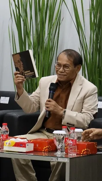 Pengamat politik Fachry Ali saat membedah buku Jalan Keadilan Sumitro Djojohadikusumo