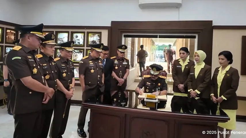 Plt Wakil Jaksa Agung Asep N Mulyana memimpin upacara ziara dan tabur bunga di TMP Kalibata, Jumat, 29 Agustus 2025