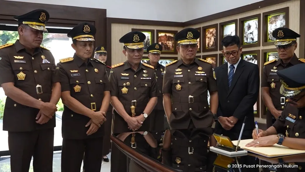 Plt Wakil Jaksa Agung Asep N Mulyana memimpin upacara ziara dan tabur bunga di TMP Kalibata, Jumat, 29 Agustus 2025
