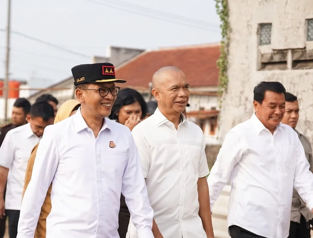 JAM-Intel Prof Reda Manthovani bersama  Kajati Banten, Dr. Siswanto, S.H, M.H. saat mengikuti kegiatan panen bawang merah hasil dari program Jaga Desa