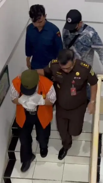 Tersangka SM saat ditahan penyidik Kejati Bengkulu