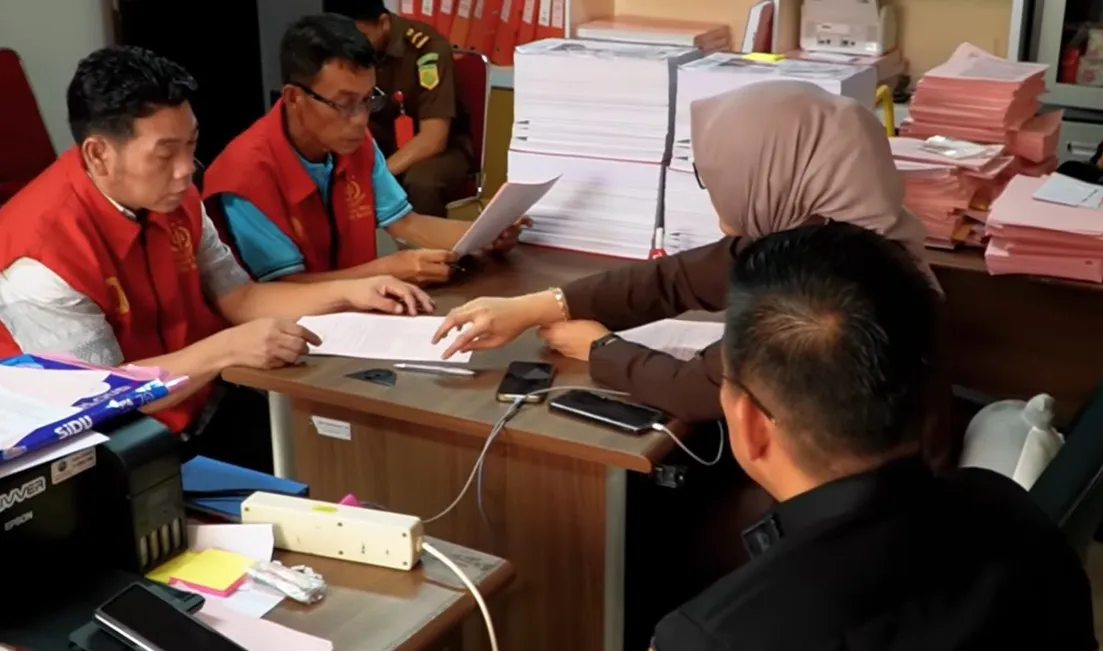 Kejati Sumsel Laksanakan Tahap II Perkara Dugaan Korupsi dalam OTT Pemerasan di Kantor Camat Pagar Gunung