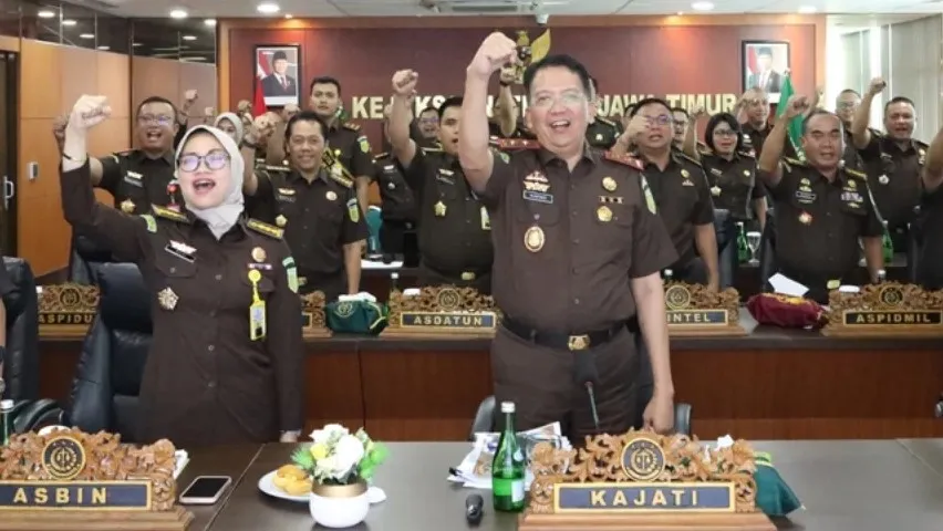 Kajati Jatim Dr Kuntadi dan jajaran saat mengikuti sesi Desk Evaluation Pembangunan Zona Integritas (ZI) menuju WBBM dengan Tim Penilai Nasional KemenPAN-RB