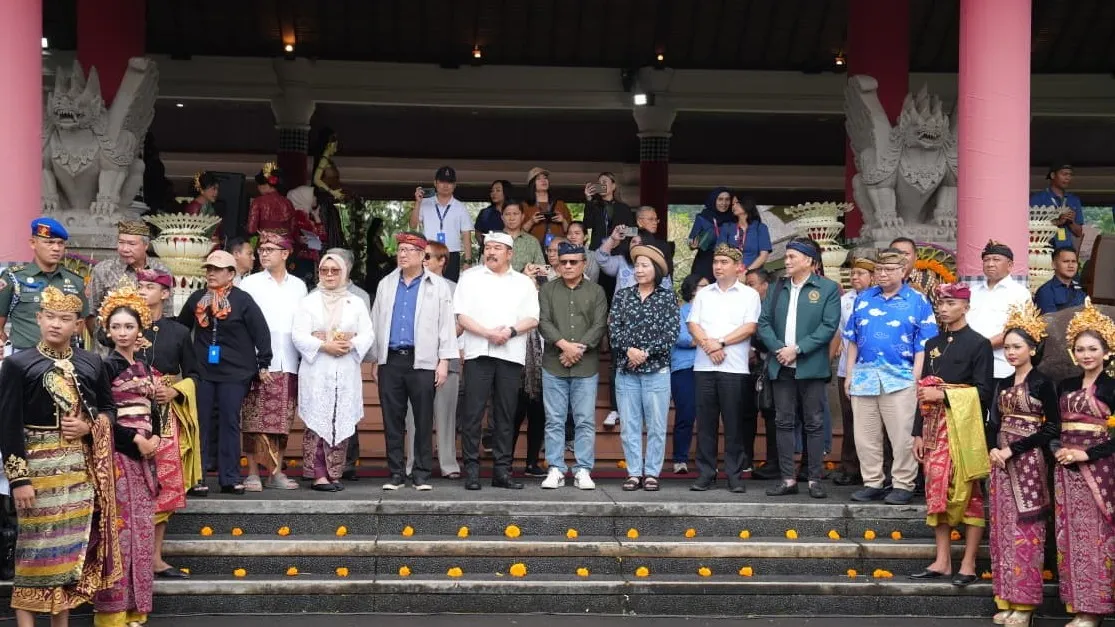 Jaksa Agung ST Burhanuddin bersama delegasi kejaksaan negara anggota ASEAN menggelar cultural visit  ke Istana Kepresidenan Tampaksiring