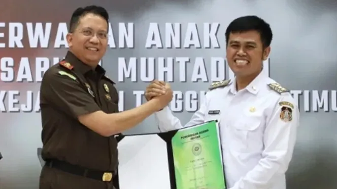 Kajati Jatim Serahkan Penetapan Perwalian Anak LKSA di Kota Blitar