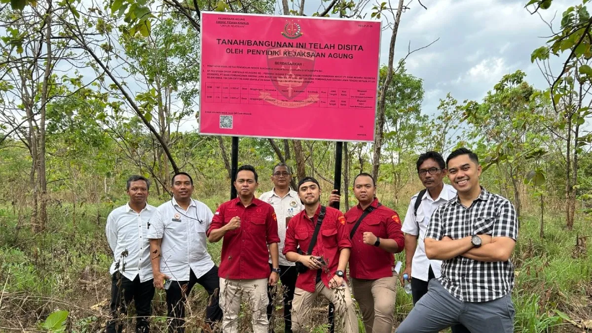 Penyidik Kejagung saat menyita salah satu aset milik tersangka perkara kredit PT Sritex