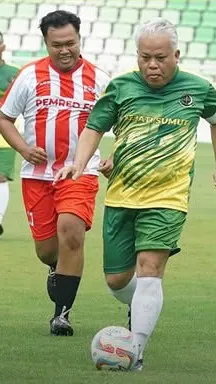 Kajati Sumut Dr Harli Siregar mengikuti pertandingan sepakbola persahabatan melawan tim media