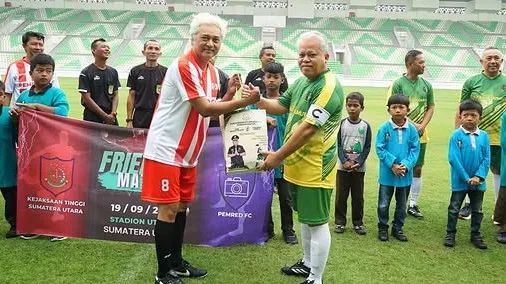 Kejati Sumut menggelar pertandingan sepakbola persahabatan melawan tim media