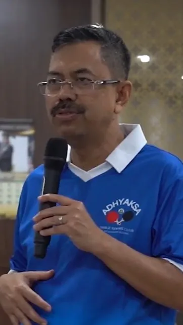 JAM-Pidum Kejagung Prof Dr Asep Nana Mulyana saat mengikuti pertandingan persahabatan tenis meja dengan tim dari Kemendes-PDTT