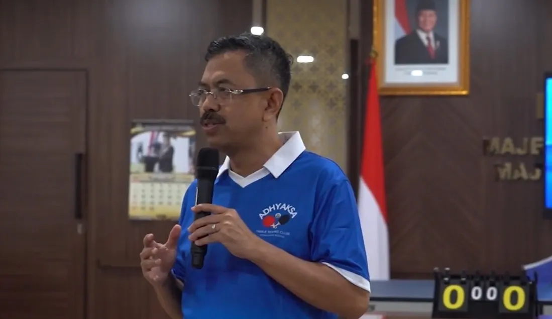 JAM-Pidum Kejagung Prof Dr Asep Nana Mulyana saat mengikuti pertandingan tenis meja persahabatan dengan tim dari Kemendes-PDTT